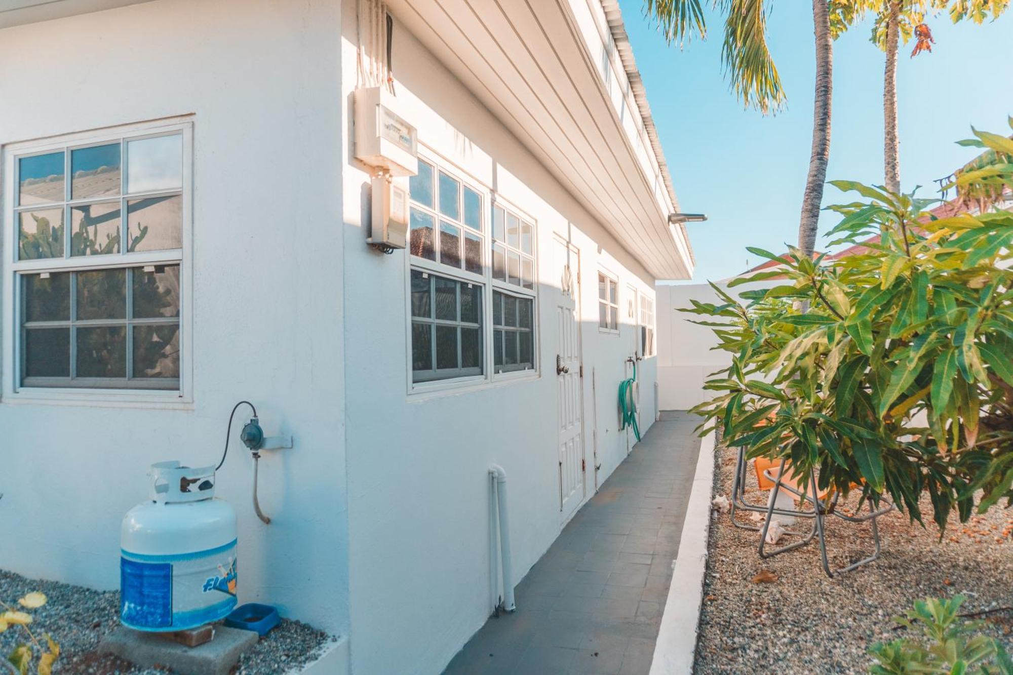Klip Lagoon Apartsments Oranjestad Exteriör bild
